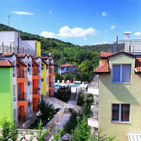 2 Bedroom Flat In Apartment *